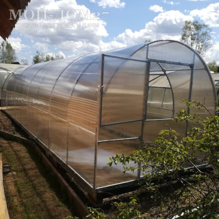 Теплица Трубная 2,5х8 метров с поликарбонатом | Мой-Дом27 | Каркас изготовлен из оцинкованной замкнутой трубы 20*20 мм.<br>
 <b>Ширина - 2,5 метра.</b>&nbsp;Высота - 2,15 метра. Длина - 8 метров.<br>
 Выдерживаемая снеговая нагрузка - 100 кг/м2. Выдерживаемая ветровая нагрузка - до 22 м/с.&nbsp;<br>
 Расстояние между дугами 1 метр.&nbsp;<b>Толщина металла дуг 1,2 мм.</b>&nbsp;Ширина двери 0,96 метра.<br>